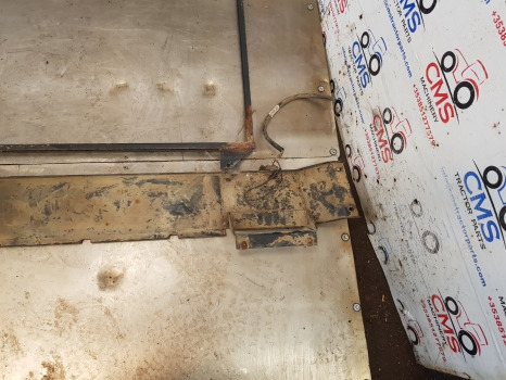Ford 6610, 10, 30 Tw Ser Super Q Cab, Roof Frame Support 83955878, 83955877 - Carrosserie et extérieur: photos 3 Ford 6610, 10, 30 Tw Ser Super Q Cab, Roof Frame Support 83955878, 83955877 - Carrosserie et extérieur: photos 3
