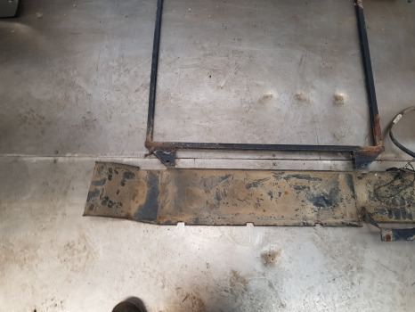 Ford 6610, 10, 30 Tw Ser Super Q Cab, Roof Frame Support 83955878, 83955877 - Carrosserie et extérieur: photos 4 Ford 6610, 10, 30 Tw Ser Super Q Cab, Roof Frame Support 83955878, 83955877 - Carrosserie et extérieur: photos 4