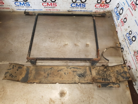 Ford 6610, 10, 30 Tw Ser Super Q Cab, Roof Frame Support 83955878, 83955877 - Carrosserie et extérieur: photos 2 Ford 6610, 10, 30 Tw Ser Super Q Cab, Roof Frame Support 83955878, 83955877 - Carrosserie et extérieur: photos 2