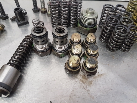 Transmission John Deere 6400 Transmission Powrquad Planetary Fitting, Bolts, Springs R110151: photos 7