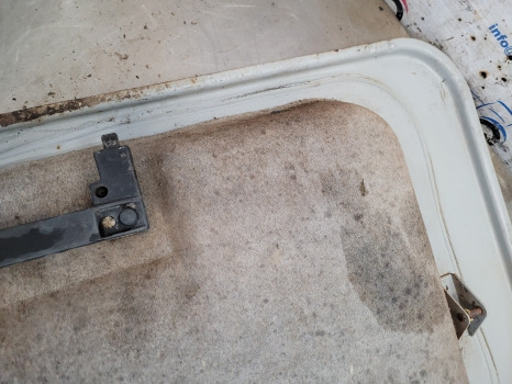 Massey Ferguson 4225, 4245, 4255, 4355, 4345 Cab Roof Hatch Lining 3901552m91 - Carrosserie et extérieur: photos 5 Massey Ferguson 4225, 4245, 4255, 4355, 4345 Cab Roof Hatch Lining 3901552m91 - Carrosserie et extérieur: photos 5