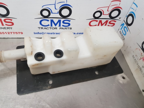 New Holland Case Maxxum Windshield Washer Reservoir 87638112, 87470604 - Essuie-glace pour Machine agricole: photos 4 New Holland Case Maxxum Windshield Washer Reservoir 87638112, 87470604 - Essuie-glace pour Machine agricole: photos 4