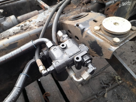 Valtra 6100, 6200, 6300, 6400 Hydraulic Priority Valve 152b8140, V32591300 - Hydraulique: photos 1 Valtra 6100, 6200, 6300, 6400 Hydraulic Priority Valve 152b8140, V32591300 - Hydraulique: photos 1