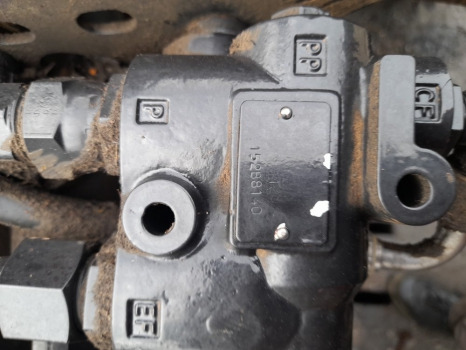 Valtra 6100, 6200, 6300, 6400 Hydraulic Priority Valve 152b8140, V32591300 - Hydraulique: photos 2 Valtra 6100, 6200, 6300, 6400 Hydraulic Priority Valve 152b8140, V32591300 - Hydraulique: photos 2