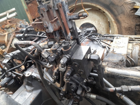 Valtra 6400 Hydraulic Auxiliary Valve Unit Assy - Hydraulique: photos 1 Valtra 6400 Hydraulic Auxiliary Valve Unit Assy - Hydraulique: photos 1
