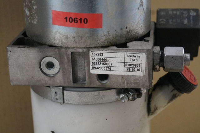 Jungheinrich 51006444 | Lifting motor with tank 24V 2,2KW 120A 2600 min-1 ISKRA Lifting motor with tank 24V 2,2KW 120A 2600 min-1 ISKRA code R932005574 for ERE225 year 2010 - Pompe hydraulique pour Matériel de manutention: photos 2 Jungheinrich 51006444 | Lifting motor with tank 24V 2,2KW 120A 2600 min-1 ISKRA Lifting motor with tank 24V 2,2KW 120A 2600 min-1 ISKRA code R932005574 for ERE225 year 2010 - Pompe hydraulique pour Matériel de manutention: photos 2