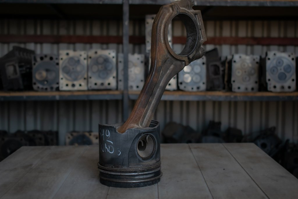 MERCEDES-BENZ ACTROS 8 CYLINDER WITH ENGINE CODE OM542 - EURO V - Bielle pour Camion: photos 2 MERCEDES-BENZ ACTROS 8 CYLINDER WITH ENGINE CODE OM542 - EURO V - Bielle pour Camion: photos 2