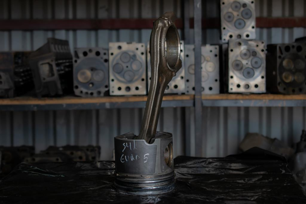 MERCEDES-BENZ ACTROS EURO V PISTON WITH CONNECTING ROD FOR ENGINE CODE ΟΜ 541 - Bielle pour Camion: photos 1 MERCEDES-BENZ ACTROS EURO V PISTON WITH CONNECTING ROD FOR ENGINE CODE ΟΜ 541 - Bielle pour Camion: photos 1