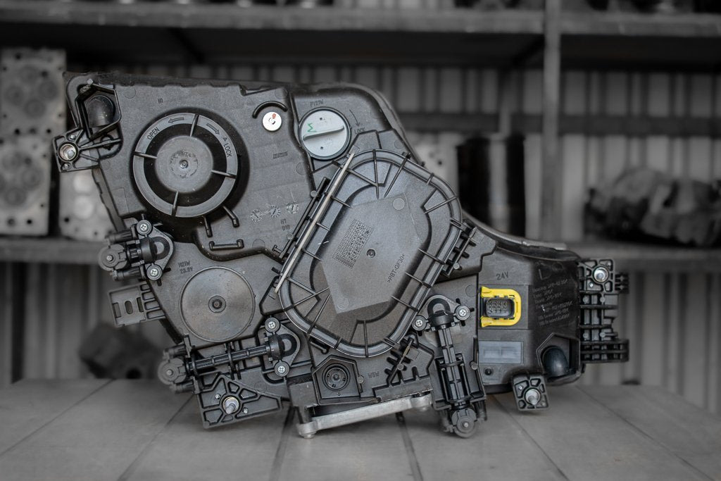 MERCEDES-BENZ ACTROS MP IV XENON LIGHTS - EURO VI - DRIVER - Lumière/ Éclairage pour Camion: photos 1 MERCEDES-BENZ ACTROS MP IV XENON LIGHTS - EURO VI - DRIVER - Lumière/ Éclairage pour Camion: photos 1