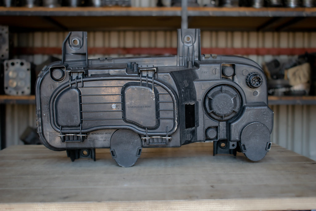 MERCEDES-BENZ ATEGO - DRIVER - Feu avant pour Camion: photos 2 MERCEDES-BENZ ATEGO - DRIVER - Feu avant pour Camion: photos 2