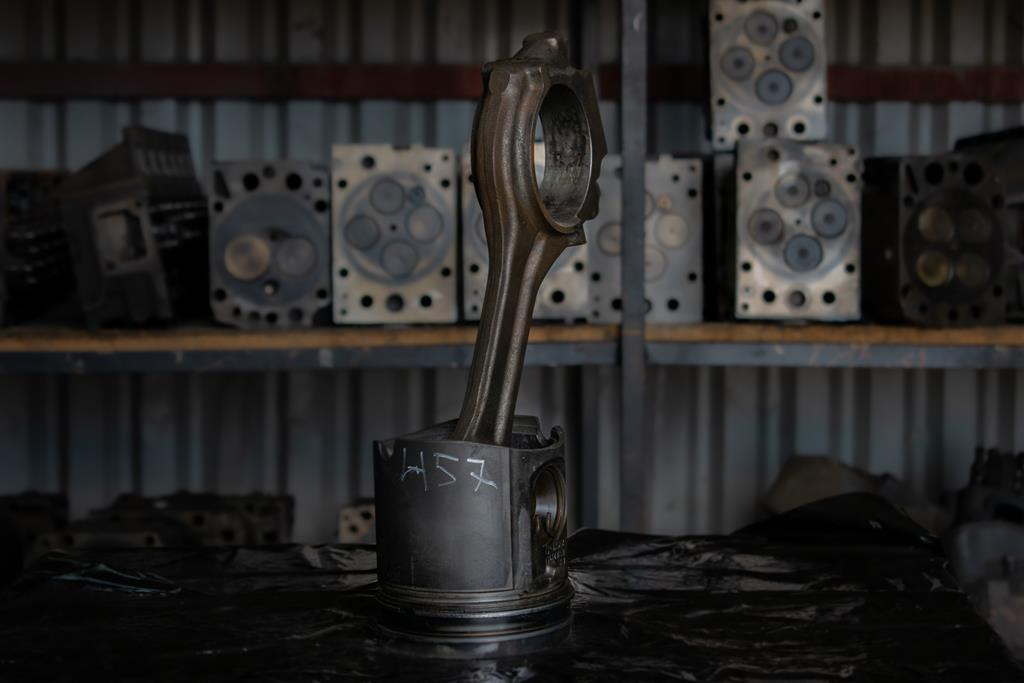 MERCEDES-BENZ AXOR PISTON WITH CONNECTING ROD FOR ENGINE CODE OM 457 - Bielle pour Camion: photos 2 MERCEDES-BENZ AXOR PISTON WITH CONNECTING ROD FOR ENGINE CODE OM 457 - Bielle pour Camion: photos 2