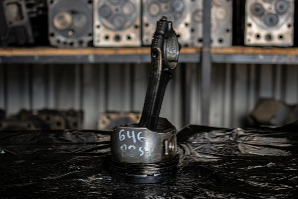 MERCEDES-BENZ SPRINTER 4CYLINDER WITH ENGINE CODE OM 646 - Bielle pour Camion: photos 2 MERCEDES-BENZ SPRINTER 4CYLINDER WITH ENGINE CODE OM 646 - Bielle pour Camion: photos 2