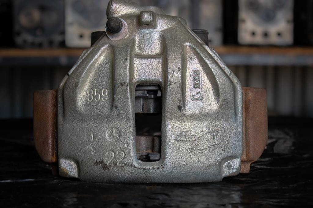 MERCEDES-BENZ SPRINTER OM602 - Étrier de frein pour Camion: photos 1 MERCEDES-BENZ SPRINTER OM602 - Étrier de frein pour Camion: photos 1