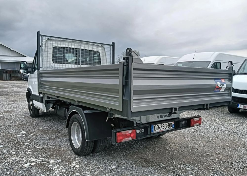 Iveco 35C13, 35C12, 35C15 - Utilitaire benne: photos 5 Iveco 35C13, 35C12, 35C15 - Utilitaire benne: photos 5