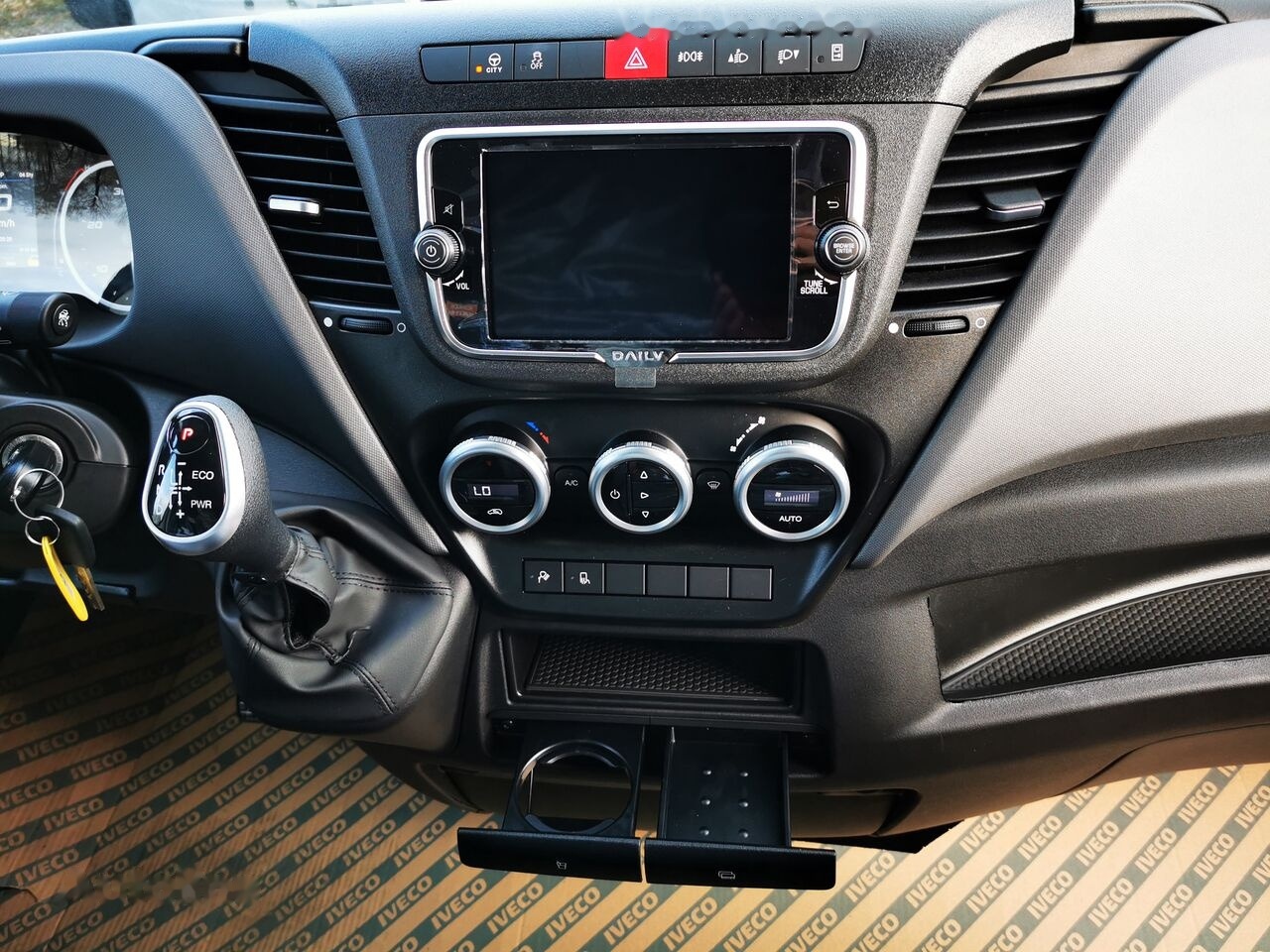 Fourgon utilitaire neuf IVECO IVECO 35S18HA8 V L4H2: photos 9