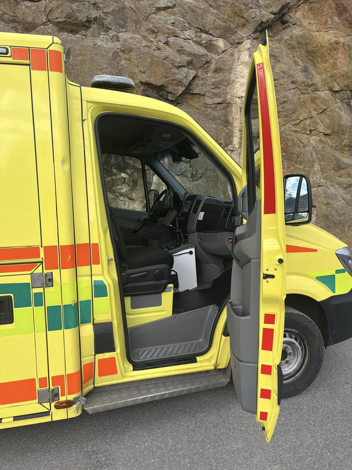 Mercedes-Benz Sprinter 319 - AMBULANCEBOX / Krankenwagen / ambulance - Ambulance: photos 4 Mercedes-Benz Sprinter 319 - AMBULANCEBOX / Krankenwagen / ambulance - Ambulance: photos 4