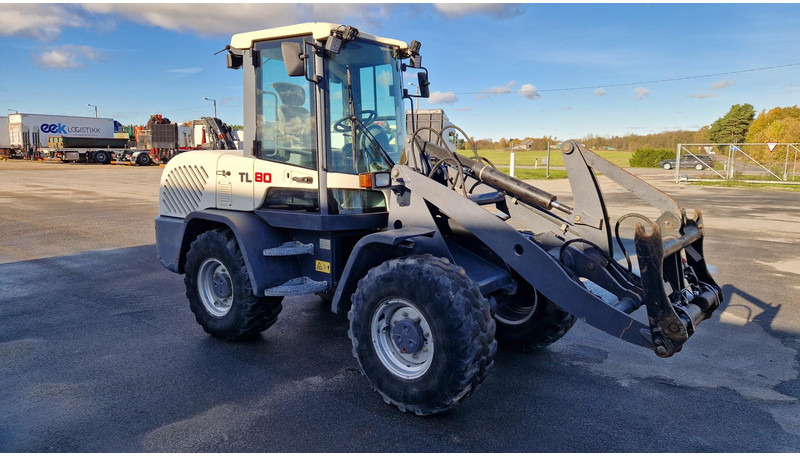 Terex TL80 4X4 + tools - Chargeuse sur pneus: photos 2 Terex TL80 4X4 + tools - Chargeuse sur pneus: photos 2