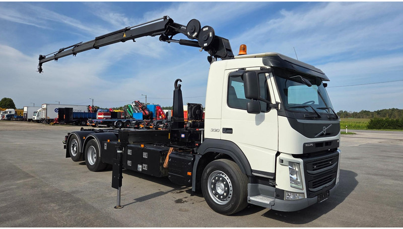 Volvo FM330 6X2*4 - Camion ampliroll, Camion grue: photos 2 Volvo FM330 6X2*4 - Camion ampliroll, Camion grue: photos 2