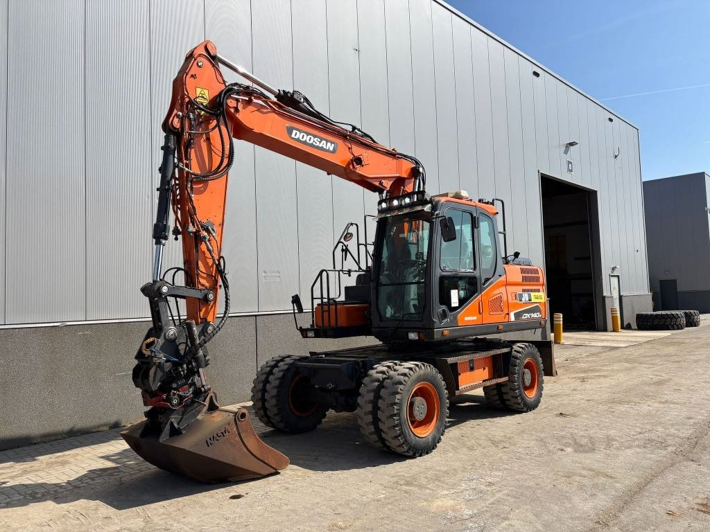 Doosan DX 140 W-5 (R5 Rototilt) - Pelle sur pneus: photos 2 Doosan DX 140 W-5 (R5 Rototilt) - Pelle sur pneus: photos 2