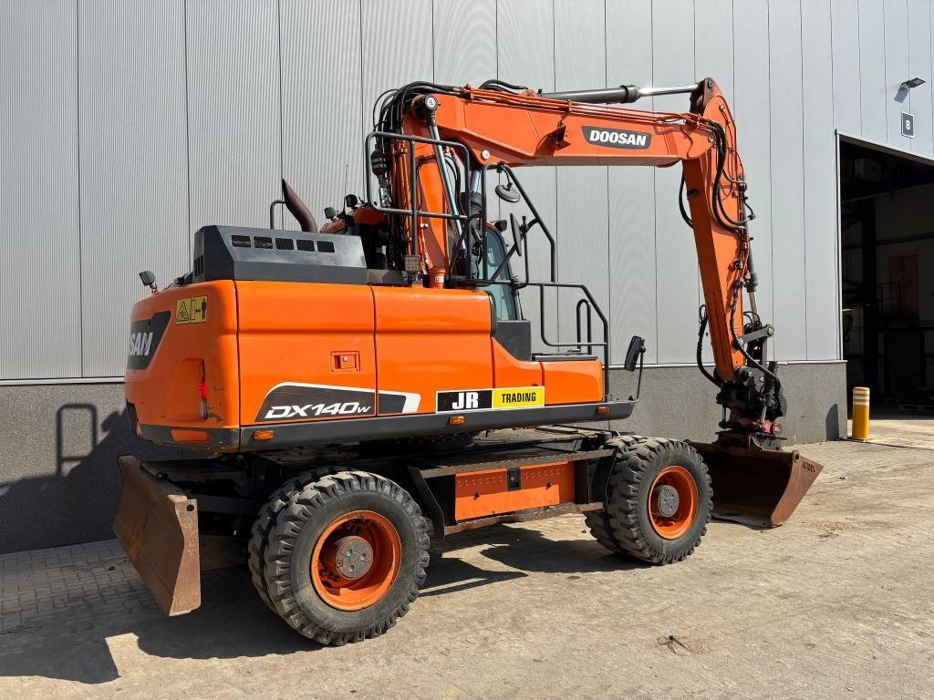 Doosan DX 140 W-5 (R5 Rototilt) - Pelle sur pneus: photos 5 Doosan DX 140 W-5 (R5 Rototilt) - Pelle sur pneus: photos 5