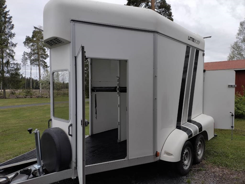 Umeå A45 Hevostraileri, etupurku - Remorque bétaillère: photos 3 Umeå A45 Hevostraileri, etupurku - Remorque bétaillère: photos 3