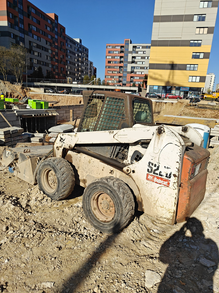 BOBCAT S220 - Mini chargeuse: photos 1 BOBCAT S220 - Mini chargeuse: photos 1