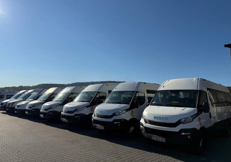 Iveco DAILY / CRAFTER / SPRINTER / WING / 23 MIEJSCA - Minibus, Transport de personnes: photos 1 Iveco DAILY / CRAFTER / SPRINTER / WING / 23 MIEJSCA - Minibus, Transport de personnes: photos 1
