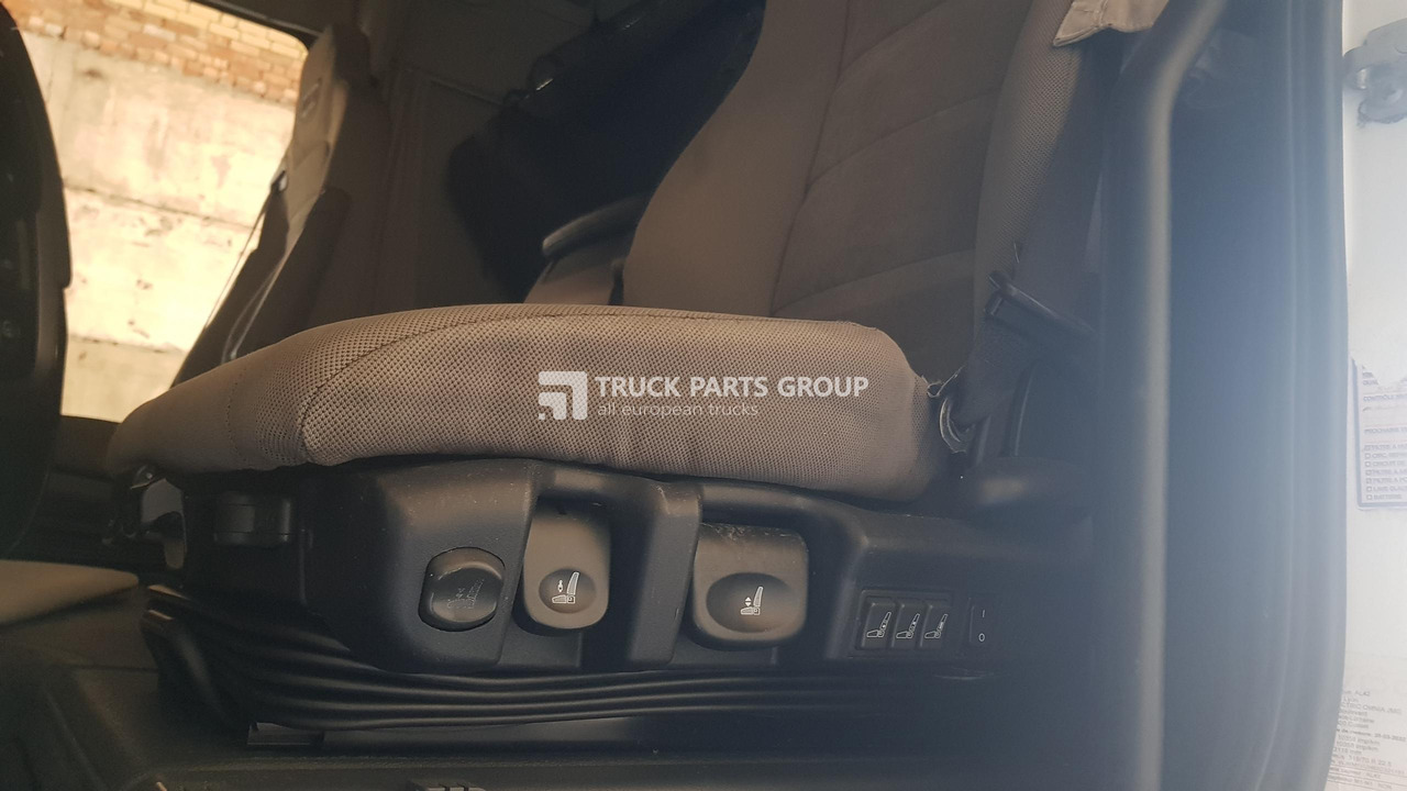 IVECO IVECO STRALIS EURO6 emission HY-WAY seats driver + passenger 13138430698, 504045441, 500389633, 500389418, 504196960 - Siège pour Camion: photos 2 IVECO IVECO STRALIS EURO6 emission HY-WAY seats driver + passenger 13138430698, 504045441, 500389633, 500389418, 504196960 - Siège pour Camion: photos 2