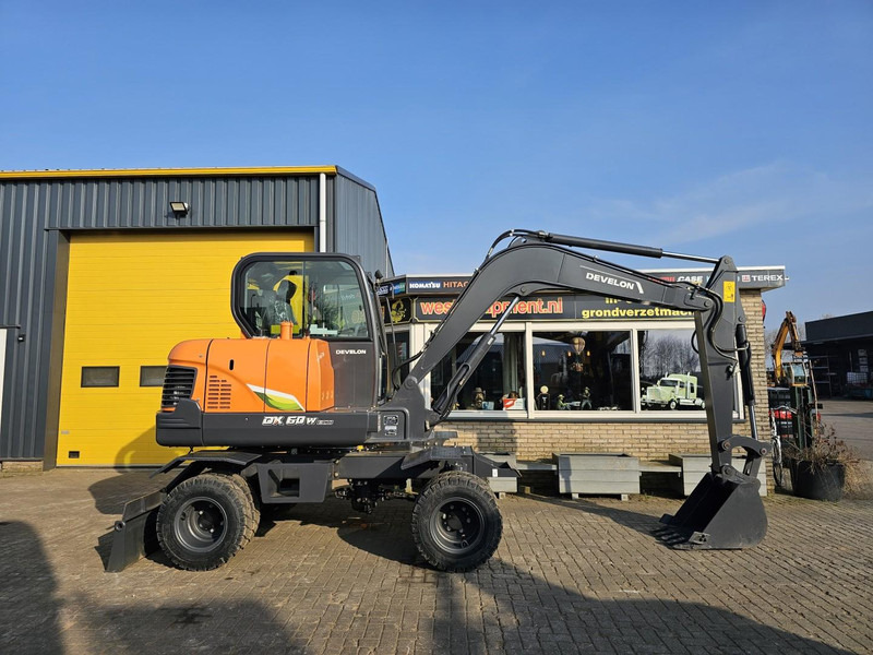 Develon DX60WN ECO-1 - Pelle sur pneus: photos 5 Develon DX60WN ECO-1 - Pelle sur pneus: photos 5