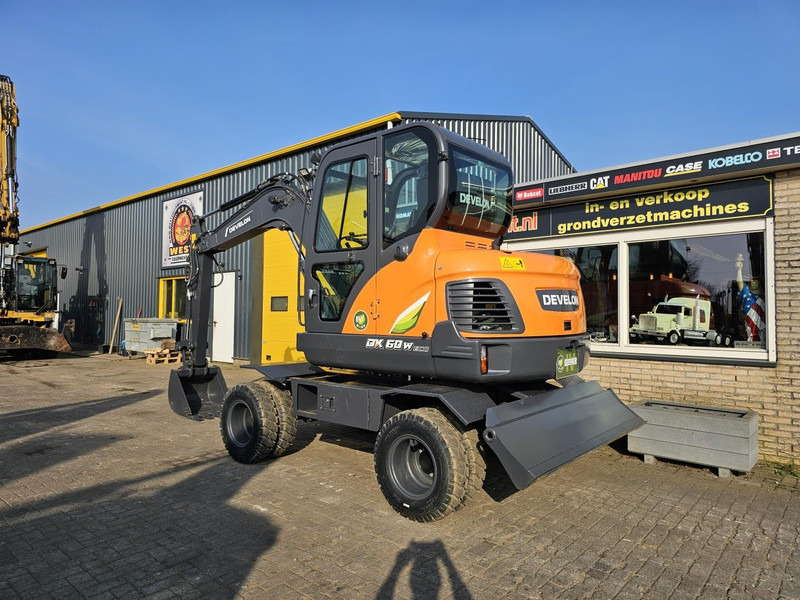 Develon DX60WN ECO-1 - Pelle sur pneus: photos 3 Develon DX60WN ECO-1 - Pelle sur pneus: photos 3