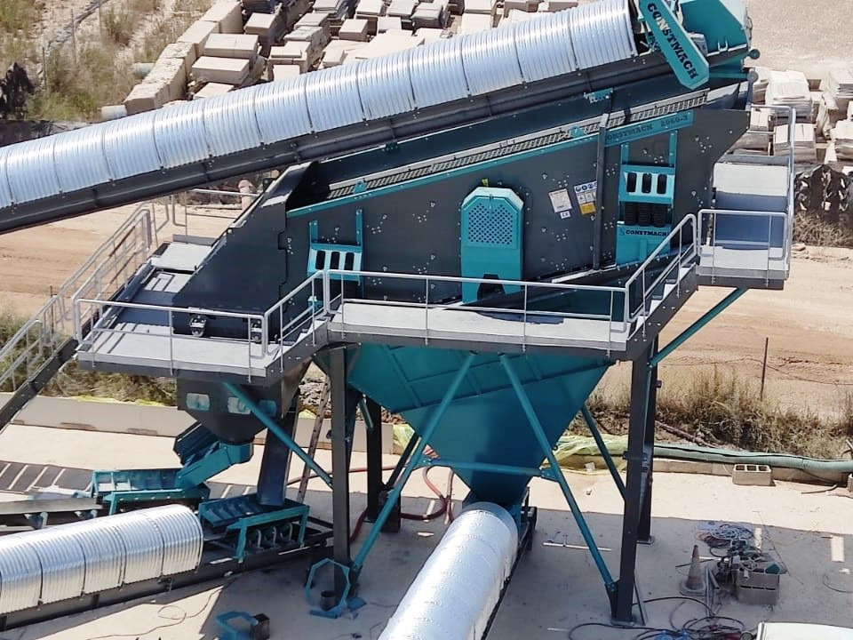 Constmach Schwingsieb Anlagen 70-95 t/h 2-3-4 Stufen 1200x4000 mm - Crible: photos 3 Constmach Schwingsieb Anlagen 70-95 t/h 2-3-4 Stufen 1200x4000 mm - Crible: photos 3