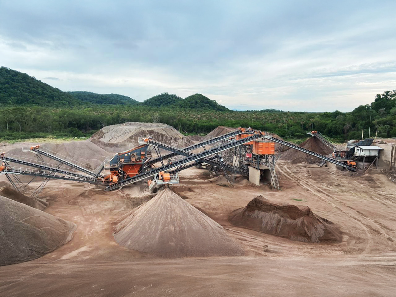 Constmach Stationäre Basalt Steinbrechanlage 250-300 t/h - Concasseur: photos 5 Constmach Stationäre Basalt Steinbrechanlage 250-300 t/h - Concasseur: photos 5