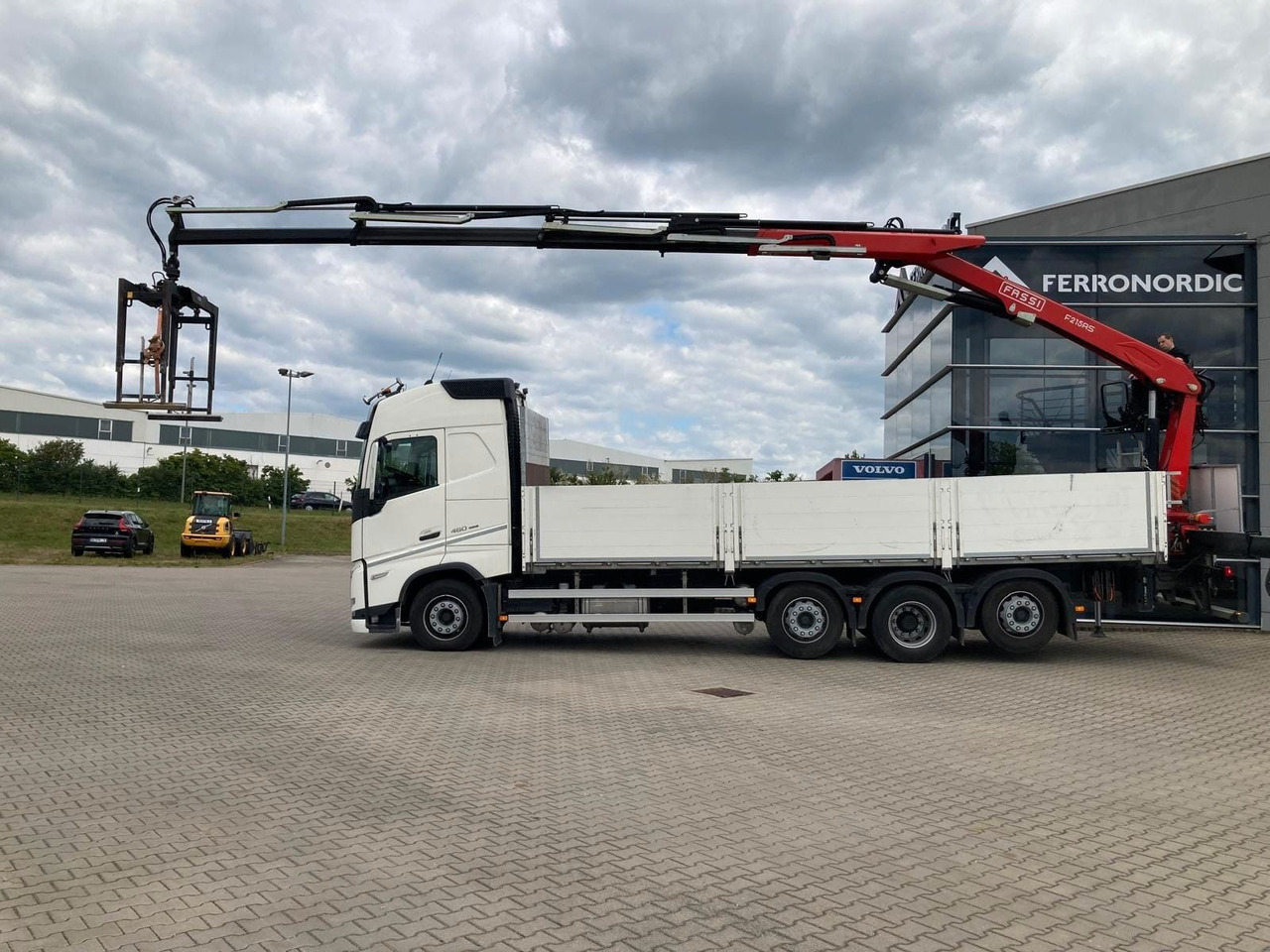 Volvo FH460 8x2 TRIDEM VLA&NLA gelenkt*FASSI F215AS.24 - Camion grue: photos 1 Volvo FH460 8x2 TRIDEM VLA&NLA gelenkt*FASSI F215AS.24 - Camion grue: photos 1