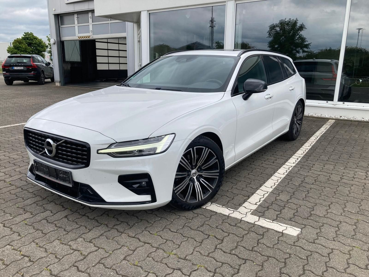 Volvo V60 B4 (Diesel) R Design (Standheiz, AHK, Pano) - Voiture: photos 1 Volvo V60 B4 (Diesel) R Design (Standheiz, AHK, Pano) - Voiture: photos 1