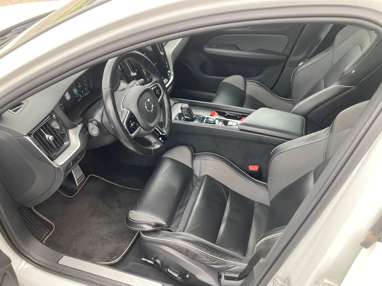 Volvo V60 B4 (Diesel) R Design (Standheiz, AHK, Pano) - Voiture: photos 2 Volvo V60 B4 (Diesel) R Design (Standheiz, AHK, Pano) - Voiture: photos 2