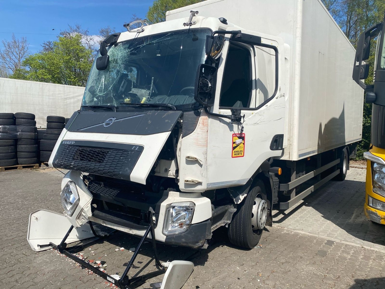 Volvo FL 16.280 Koffer Unfallschaden - Camion fourgon: photos 2 Volvo FL 16.280 Koffer Unfallschaden - Camion fourgon: photos 2