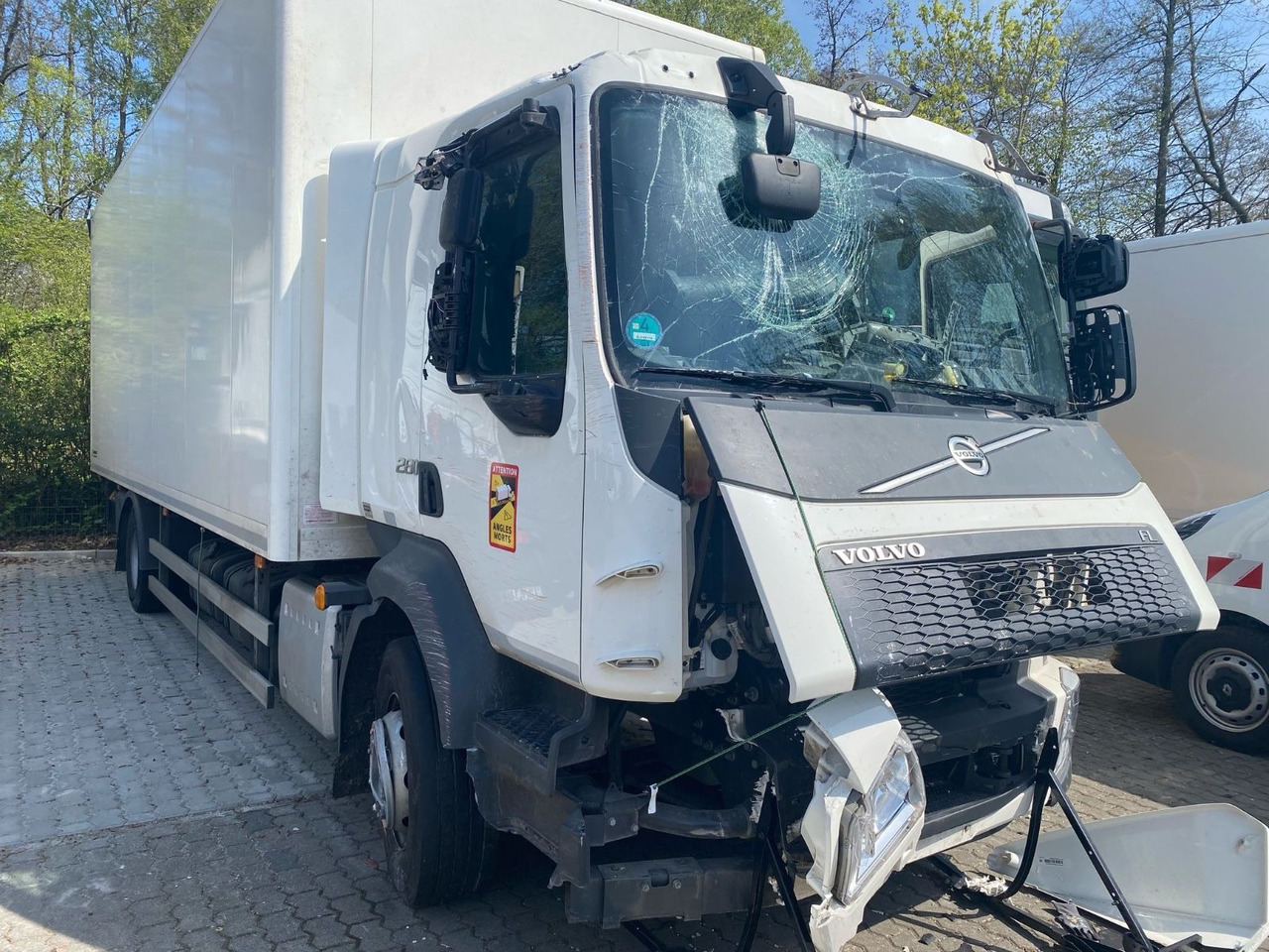 Volvo FL 16.280 Koffer Unfallschaden - Camion fourgon: photos 4 Volvo FL 16.280 Koffer Unfallschaden - Camion fourgon: photos 4