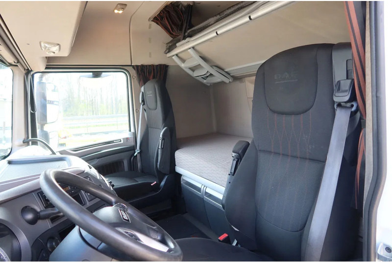 DAF XF 106.480 FAR 6x2 Oprijvrachtwagen slaapcabine + 2 bedden - Camion porte-voitures: photos 5 DAF XF 106.480 FAR 6x2 Oprijvrachtwagen slaapcabine + 2 bedden - Camion porte-voitures: photos 5