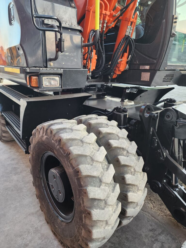 HITACHI ZX145W-6 - Pelle sur pneus: photos 5 HITACHI ZX145W-6 - Pelle sur pneus: photos 5