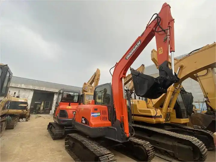 ON SALE Doosan 6ton dx60 Used excavator on sale in stock - Pelle sur chenille: photos 3 ON SALE Doosan 6ton dx60 Used excavator on sale in stock - Pelle sur chenille: photos 3
