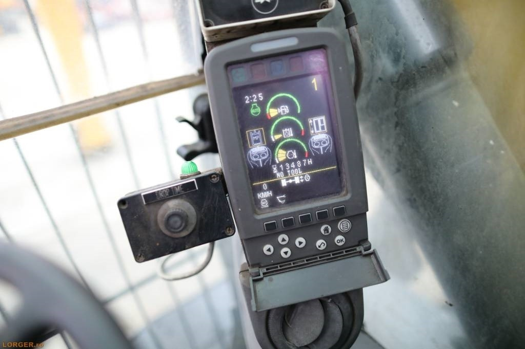 Pelle de manutention CAT M 322 D: photos 12