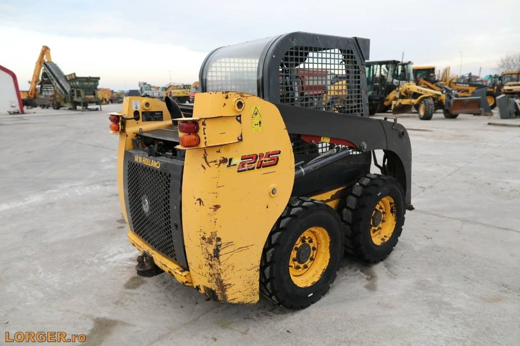 New Holland L 215 - Mini chargeuse: photos 3 New Holland L 215 - Mini chargeuse: photos 3