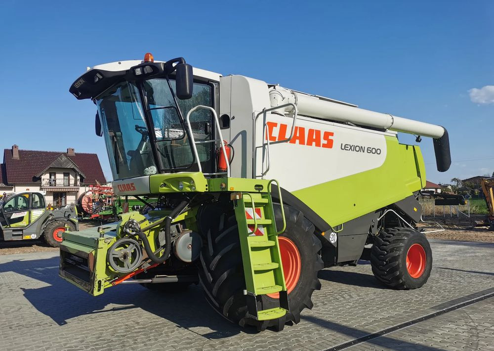 Claas Lexion 600 - Moissonneuse-batteuse: photos 1 Claas Lexion 600 - Moissonneuse-batteuse: photos 1