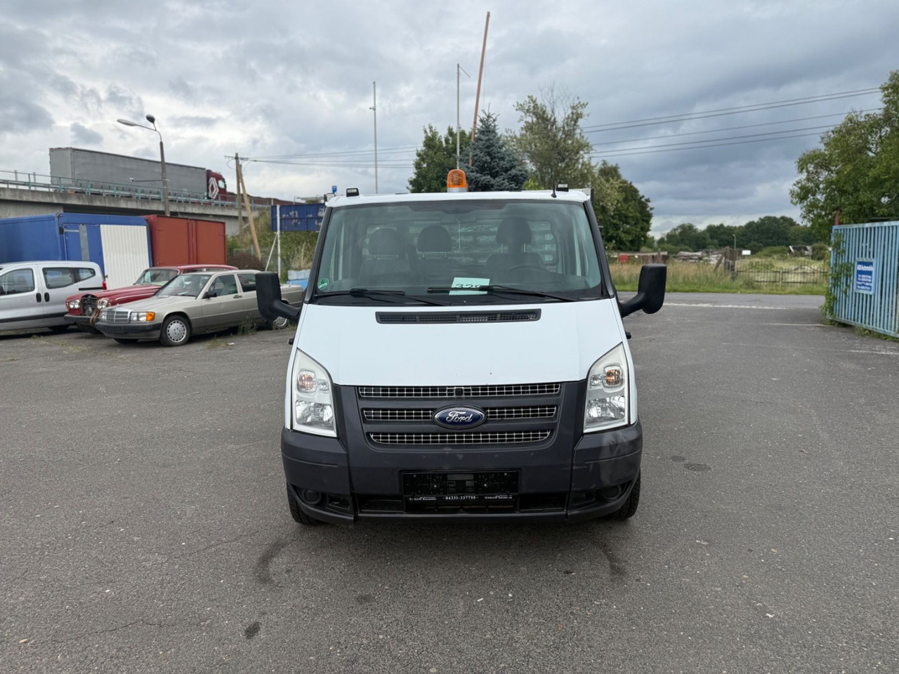 Ford Transit Pritsche FT 350 M Einzelkabine 110 KM - Utilitaire plateau: photos 1 Ford Transit Pritsche FT 350 M Einzelkabine 110 KM - Utilitaire plateau: photos 1
