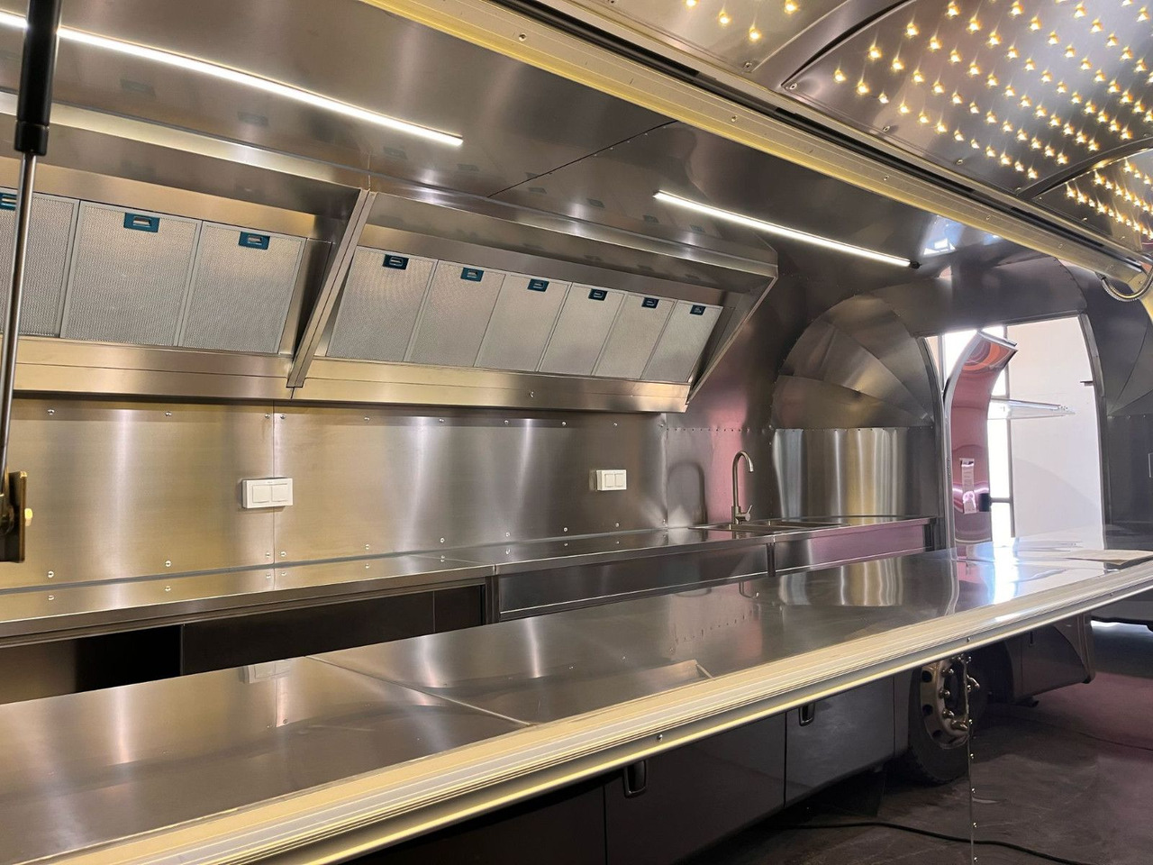 Esselmann Delistar Foodtruck 6000 ähn. Airstream - Remorque magasin: photos 4 Esselmann Delistar Foodtruck 6000 ähn. Airstream - Remorque magasin: photos 4