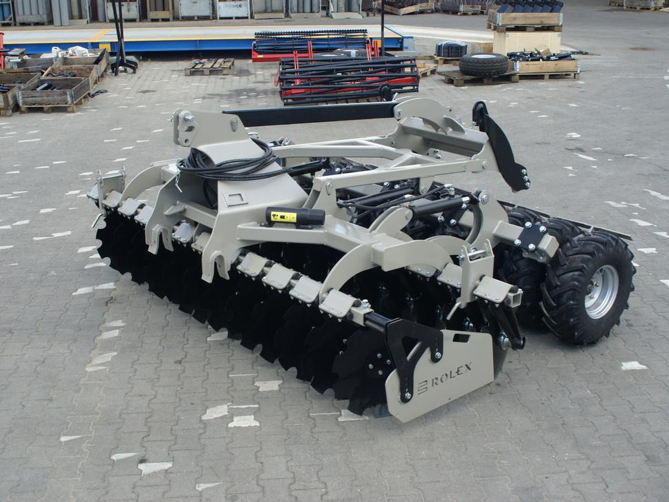 ROLEX Scheibenegge / Disc harrow with hydropack and tire roller / Dechaumeur à disques / Erpice a dischi / Дисковая борона с гидропаком и колёсным катком / Agregat talerzowy uprawowy z hydropackiem i - Cover crop: photos 1 ROLEX Scheibenegge / Disc harrow with hydropack and tire roller / Dechaumeur à disques / Erpice a dischi / Дисковая борона с гидропаком и колёсным катком / Agregat talerzowy uprawowy z hydropackiem i - Cover crop: photos 1