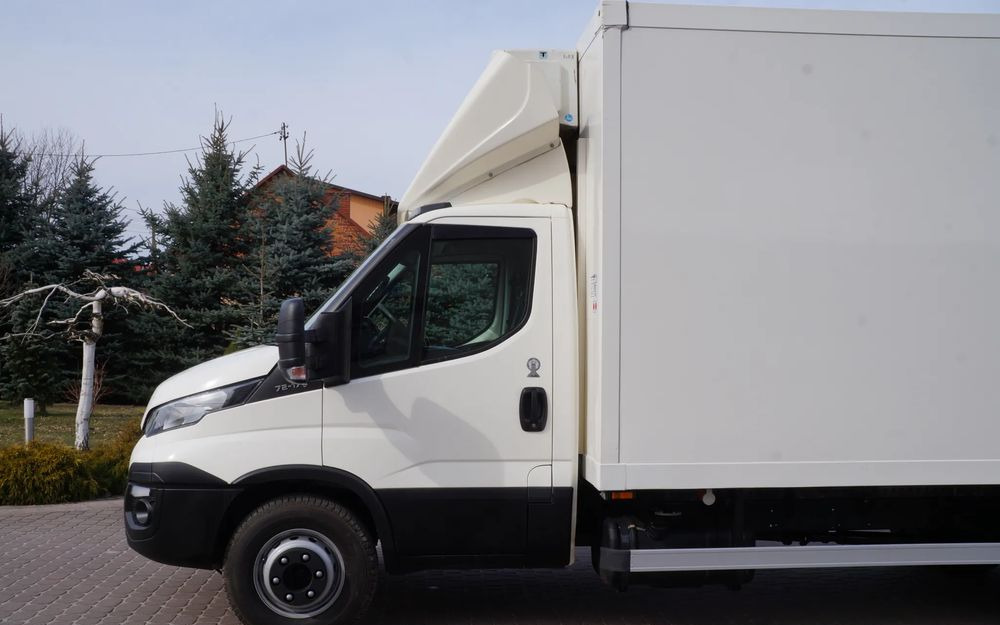 Camion frigorifique Iveco DAILY 70c17 CHŁODNIA 5 m Thermo king V-500 MAX Wzorowy Stan: photos 6