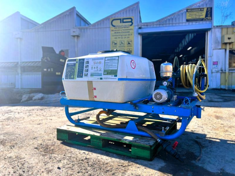 BLANCHARD CUVE D'ARROSAGE PULVERISATEUR AVEC POMPE ELECTRIQUE SUR BERCE (NET DE TVA) - Pulvé porté: photos 1 BLANCHARD CUVE D'ARROSAGE PULVERISATEUR AVEC POMPE ELECTRIQUE SUR BERCE (NET DE TVA) - Pulvé porté: photos 1