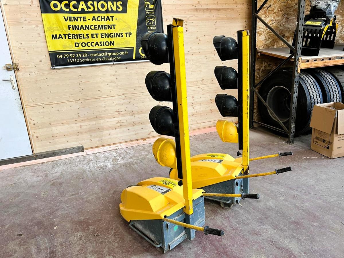 FEUX DE CHANTIER TRICOLORES TTS TEMPO AVEC TELECOMMANDE D'OCCASION - Matériel de chantier: photos 2 FEUX DE CHANTIER TRICOLORES TTS TEMPO AVEC TELECOMMANDE D'OCCASION - Matériel de chantier: photos 2