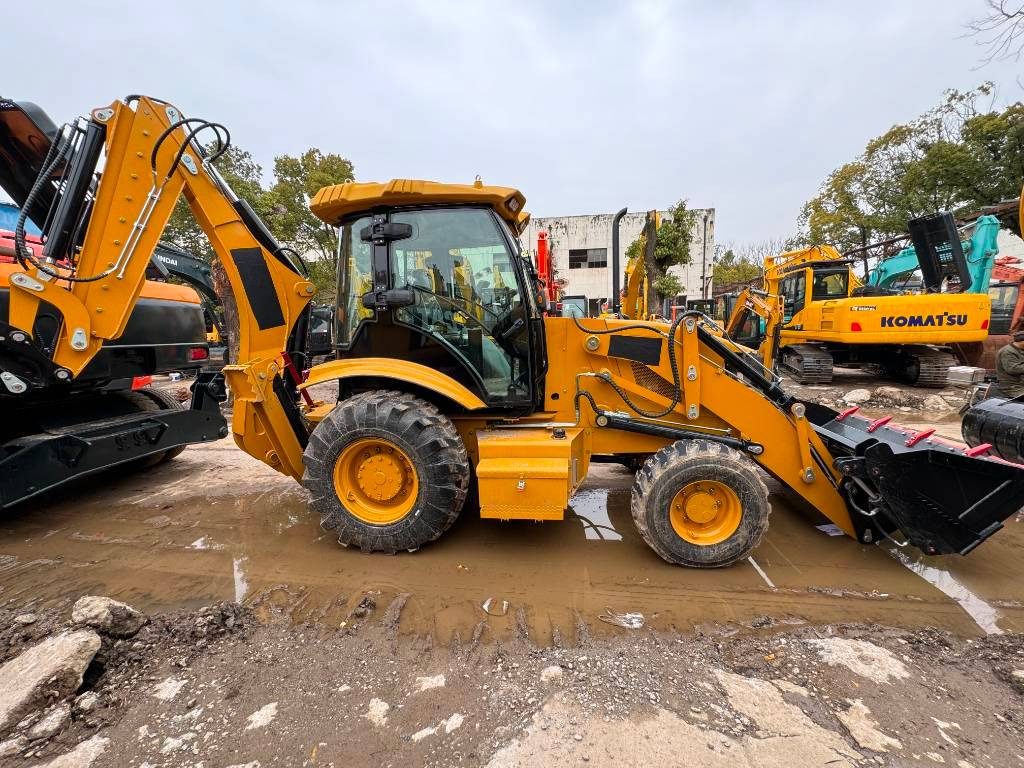 CAT 100% new CAT 420 F - Tractopelle: photos 5 CAT 100% new CAT 420 F - Tractopelle: photos 5